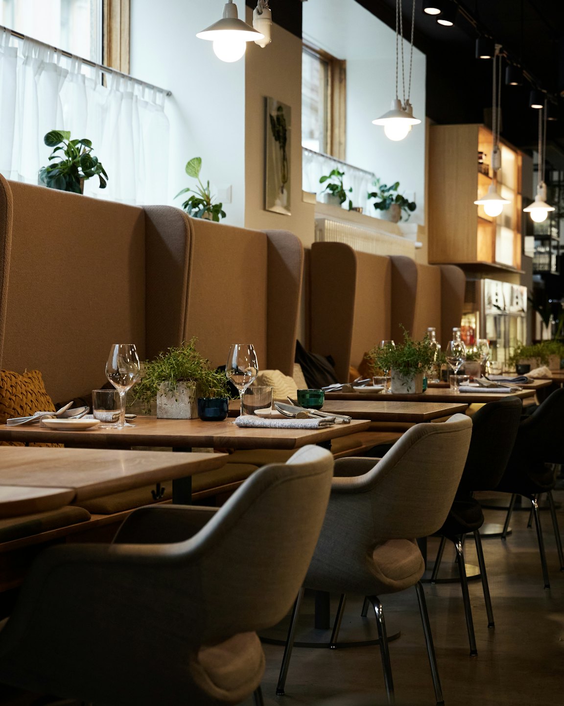 Nowoczesna jadalnia restauracyjna z beżowymi siedzeniami w kabinach.